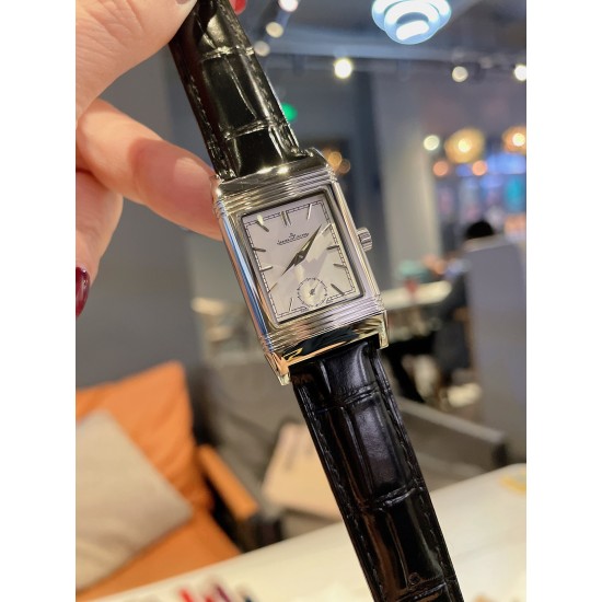 新款积家经典翻转系列高级女士腕表[飞吻][飞吻]精钢表壳，独特设计180度旋转翻盖，内置瑞士石英机芯，走时精准稳定！真皮表带，尺寸1比1[色][色]尺寸：23*34mm 厚度：13.5mm】