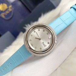 实拍 伯爵-PIAGET 女士腕表 瑞士石英机芯 316L精钢表壳 真牛皮表带 尺寸34*8mm 蓝宝石玻璃镜面 简约的设计,大胆而多彩的配色,以及旋转表圈是伯爵品牌 Possession腕表的特质所在。通过品牌制表师们天马星空的创意,将各个亮色的表带与贵金属、钻石、精钢材质相融,通过圆形盘面的演绎,令全新的 Possession腕表越发闪耀夺目,给人眼前一亮之感。