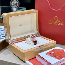 年关将至，中国红。新款来袭！欧米伽/OMEGA星座系列最经典的一款 很多客人在找外圈带钻的欧米伽 此款硬货来了，此款星座系列中国红钻石女表，手表直径34mm.采用日本1731机械机芯，（1:1）防炫目蓝宝石镜面，手表全套316L钢材，女士专用折叠扣。字面一级天然河贝母面镶嵌钻石刻度奢侈典雅.底盖为透视玻璃蓝宝石，机芯甲板采用欧米茄一贯批花风格，显示出超强立体感。搭配深红色鳄鱼皮、牛皮俩种选择。