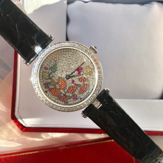 ❤️实拍 卡地亚-Cartier 满钻藤花系列腕表 双排钻侧身 搭配亮黑.红色鳄鱼皮瑞士石英机芯 蓝宝石水晶玻璃镜面 百搭经典尺寸35mm。表盘媚丽搭配并缀有彩色饰以密镶藤花的造型 奢华极致你值得拥有它。 ❤️实拍 卡地亚-Cartier 满钻藤花系列腕表 双排钻侧身 搭配亮黑.红色鳄鱼皮瑞士石英机芯 蓝宝石水晶玻璃镜面 百搭经典尺寸35mm。表盘媚丽搭配并缀有彩色饰以密镶藤花的造型 奢华极致你值得拥有它。