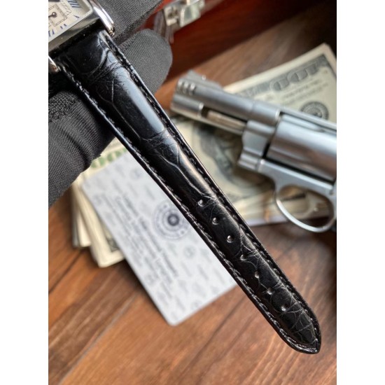 鳄鱼皮瑞士石英到货!浪琴表黛绰维纳20.80 X 32.00mm 石英女士腕表!瑞士石英,蓝宝石玻璃,鳄鱼皮表带,浪琴排名皇后级别的当属黛绰维纳系列女表 以意大利语中的Dolce Vita为名 寓意甜美生活 寓意意式生活邂逅现代浪漫 通过几何线条与柔美曲线塑造出现代优雅与妩媚姿态 银色表盘的雕花、以及蓝钢指针等精致细节都烘托出佩戴者纯正的优雅与贵气 ! 鳄鱼皮瑞士石英到货!浪琴表黛绰维纳20.80 X 32.00mm 石英女士腕表!瑞士石英,蓝宝石玻璃,鳄鱼皮表带,浪琴排名皇后级别的当属黛绰维纳系列女表 以意大利语中的Dolce Vita为名 寓意甜美生活 寓意意式生活邂逅现代浪漫 通过几何线条与柔美曲线塑造出现代优雅与妩媚姿态 银色表盘的雕花、以及蓝钢指针等精致细节都烘托出佩戴者纯正的优雅与贵气 !