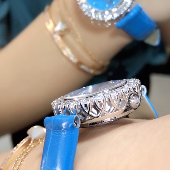 实拍 萧邦新款不断 重点推荐 重磅来袭 LHEUR DU DIAMANT珠宝镶系列,全套精钢镂空打造,光滑精致无暇,采用最新手法三爪镶石工艺,与原装正品一致,尺寸及细节完美至无可挑剔,整表美轮美奂由你任意搭配出行或各种宴会派对,该款专用进口机械机芯,整机保持原状态无改动,稳定性众所周知!表扣饱满不显臃肿,七颗钻石及整个表扣呈现的弧度与镂空的鸟巢壳身完美绝配,搭配之对应效果令你无可挑剔,表带制作精良,狠下本钱采用进口高光牛皮 一点也不逊于市场的一般鳄鱼皮。 实拍 萧邦新款不断 重点推荐 重磅来袭 LHEUR DU DIAMANT珠宝镶系列,全套精钢镂空打造,光滑精致无暇,采用最新手法三爪镶石工艺,与原装正品一致,尺寸及细节完美至无可挑剔,整表美轮美奂由你任意搭配出行或各种宴会派对,该款专用进口机械机芯,整机保持原状态无改动,稳定性众所周知!表扣饱满不显臃肿,七颗钻石及整个表扣呈现的弧度与镂空的鸟巢壳身完美绝配,搭配之对应效果令你无可挑剔,表带制作精良,狠下本钱采用进口高光牛皮 一点也不逊于市场的一般鳄鱼皮。