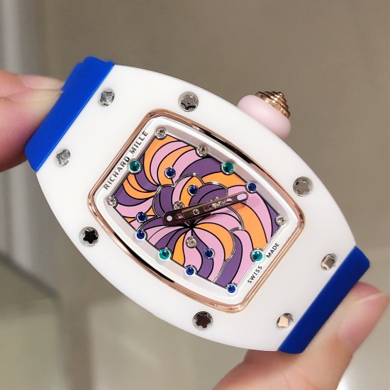 实拍 最新理查珐琅棉花糖理查德米勒 RichardMille 珐琅棉花糖 最新爆款 bon bon系列最稀有的作品!克服传统工艺打破模式!钟表最受尊敬的技术之一。不是所有人的嫁妆,棉花糖运动曲线和颜色,它们是诱人的。有了理查德米勒,实现了把棉花糖戴在你的手腕上!白色陶瓷加上黄粉绿搪瓷表盘,RM-07柔和的颜色创造了一个组合...甜蜜!糖果店的一次旅行,一个让人难以置信的艺术品。你会戴上它吗? 实拍 最新理查珐琅棉花糖理查德米勒 RichardMille 珐琅棉花糖 最新爆款 bon bon系列最稀有的作品!克服传统工艺打破模式!钟表最受尊敬的技术之一。不是所有人的嫁妆,棉花糖运动曲线和颜色,它们是诱人的。有了理查德米勒,实现了把棉花糖戴在你的手腕上!白色陶瓷加上黄粉绿搪瓷表盘,RM-07柔和的颜色创造了一个组合...甜蜜!糖果店的一次旅行,一个让人难以置信的艺术品。你会戴上它吗?