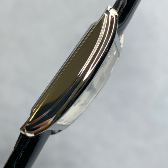 渠道货!浪琴表黛绰维纳鳄鱼皮系列!20.80 X 32.00mm 石英女士腕表!正品机芯L178石英机芯!拥有低电量提醒功能!石英机芯没电了秒针会四秒一跳!这个时候就需要换电池啦!浪琴排名皇后级别的当属黛绰维纳系列女表 以意大利语中的Dolce Vita为名 寓意甜美生活 寓意意式生活邂逅现代浪漫 通过几何线条与柔美曲线塑造出现代优雅与妩媚姿态 银色表盘的雕花、贝母表盘上镶嵌13颗钻石,以及蓝钢指针等精致细节都烘托出佩戴者纯正的优雅与贵气 ,不使用,不影响二次销售,支持退换,终身保修。 渠道货!浪琴表黛绰维纳鳄鱼皮系列!20.80 X 32.00mm 石英女士腕表!正品机芯L178石英机芯!拥有低电量提醒功能!石英机芯没电了秒针会四秒一跳!这个时候就需要换电池啦!浪琴排名皇后级别的当属黛绰维纳系列女表 以意大利语中的Dolce Vita为名 寓意甜美生活 寓意意式生活邂逅现代浪漫 通过几何线条与柔美曲线塑造出现代优雅与妩媚姿态 银色表盘的雕花、贝母表盘上镶嵌13颗钻石,以及蓝钢指针等精致细节都烘托出佩戴者纯正的优雅与贵气 ,不使用,不影响二次销售,支持退换,终身保修。