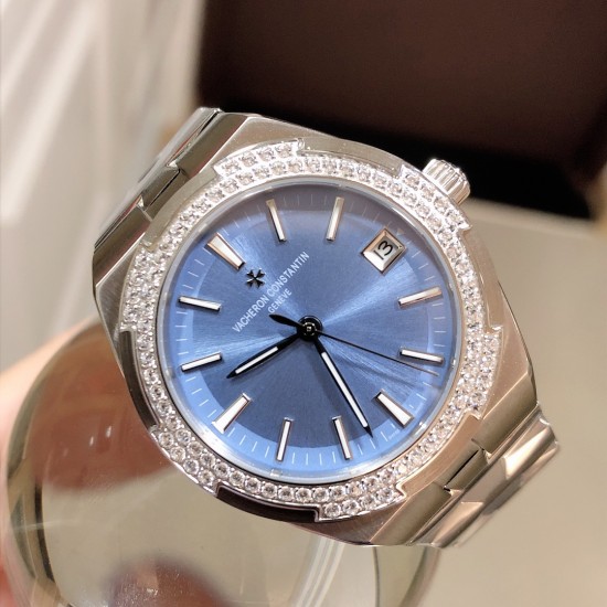 实拍【Vacheron Constantin江诗丹顿】纵横四海系列OVERSEAS女款小号型钢带款——一款极具魅力和旅行精神的女性腕表【表壳】直径36mm适合大部分女性佩戴,84颗圆形切割施华洛水更是钻璀璨夺目 【表盘】简约的大三针设计 旭日纹缎面拉丝的工艺处理 深邃优雅 时标均带白色夜光涂层 【机芯】CITIZEN8系列改Cal.5300机芯(机芯稳定零返修 ) 原装18k纳米镀金质摆陀! 实拍【Vacheron Constantin江诗丹顿】纵横四海系列OVERSEAS女款小号型钢带款——一款极具魅力和旅行精神的女性腕表【表壳】直径36mm适合大部分女性佩戴,84颗圆形切割施华洛水更是钻璀璨夺目 【表盘】简约的大三针设计 旭日纹缎面拉丝的工艺处理 深邃优雅 时标均带白色夜光涂层 【机芯】CITIZEN8系列改Cal.5300机芯(机芯稳定零返修 ) 原装18k纳米镀金质摆陀!