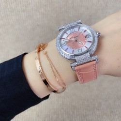 ★实拍 萧邦 CHOPARD IMPERIALE 系列腕表。独特风格带您走进一个新阶段并且成功塑造了崇尚自我表达和与众不同的生活化概念，316精钢材质，此表款全手工镶嵌施华洛世奇水晶钻，成为了美式奢侈生活风格的代表！进口石英机芯以及精细做工，佩戴贴手舒适，设计风格简约明朗。充满奢华璀璨的气息，光彩夺人、让你瞬间提升华丽的气质 ！
