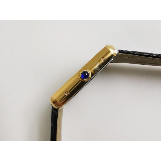 小号尺寸  K11厂出品！升级V2版[强][强][强]顶级完美复刻的卡地亚TANK 坦克系列，[闪电]精钢版[闪电]有小号2431,中号2734,两个尺寸，顶级完美复刻，细节打磨，指针颜色，把头弧度，原厂鳄鱼皮带，底盖编码，均与正品一致！配贴码，一表一码！十种颜色表带！