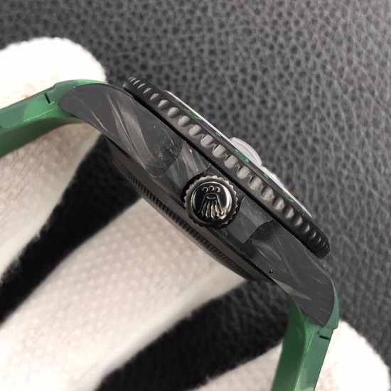 劳力士Rolex Daytona翡翠夜光全碳纤维GMT横空出世 这款获得天文台认证的首款全碳纤维GMT搭载2836全自动机械 蓝宝石抗刮损水晶镜面 碳纤维字面 完美复刻 原装同步橡树胶带 原装扣 更加柔软舒适 方便佩戴 爱不释手的劳力士GMT 品不完的一劳永逸!!! 劳力士Rolex Daytona翡翠夜光全碳纤维GMT横空出世 这款获得天文台认证的首款全碳纤维GMT搭载2836全自动机械 蓝宝石抗刮损水晶镜面 碳纤维字面 完美复刻 原装同步橡树胶带 原装扣 更加柔软舒适 方便佩戴 爱不释手的劳力士GMT 品不完的一劳永逸!!!