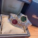 萧邦CHOPARD-St. Moritz圣莫里茨系列5156女士手镯表，1980年，Chopard萧邦推出了首款运动腕表，也是品牌工坊打造的首款钢制时计——St. Moritz，对当时专于制作金表和镶钻金表的Chopard萧邦而言，极具创新意义。St. Moritz腕表的圆形表圈点缀八颗螺丝，两两一组，分布在四个基本方位，每一节表带都由多个配件螺丝组装而成，难度非常之高，历经一年不断改进终出成品 。尺寸28mm 轻松驾驭 休闲精致都如你[爱心]（附送萧邦丝绒手表袋，退换袋子需退回‼️‼️）