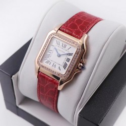 实拍 8848F Panthre de Cartier 卡地亚猎豹手表，华丽而不羁，是Panthre de Cartier猎豹所传达的美学风格。它线条流畅，魅惑动人，柔软服帖于腕间，宛若在肌肤上翩翩起舞。独特的造型彰显成熟优雅、自信动人的女性形象。表壳一体成型，搭配正品使用原装瑞士石英机芯，316L精钢壳套，镶嵌钻石 把头镶嵌一颗合成蓝色尖晶石，镀银表盘，剑形蓝钢指针，100%三度防水，尺寸：27 x 37毫米，22*30毫米，二个尺寸。每块表都有独立的机身编号。
