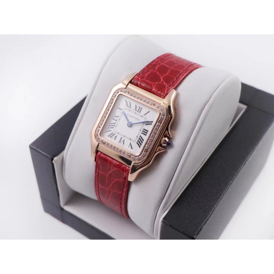 实拍 8848F Panthre de Cartier 卡地亚猎豹手表,华丽而不羁,是Panthre de Cartier猎豹所传达的美学风格。它线条流畅,魅惑动人,柔软服帖于腕间,宛若在肌肤上翩翩起舞。独特的造型彰显成熟优雅、自信动人的女性形象。表壳一体成型,搭配正品使用原装瑞士石英机芯,316L精钢壳套,镶嵌钻石 把头镶嵌一颗合成蓝色尖晶石,镀银表盘,剑形蓝钢指针,100%三度防水,尺寸:27 x 37毫米,22*30毫米,二个尺寸。每块表都有独立的机身编号。 实拍 8848F Panthre de Cartier 卡地亚猎豹手表,华丽而不羁,是Panthre de Cartier猎豹所传达的美学风格。它线条流畅,魅惑动人,柔软服帖于腕间,宛若在肌肤上翩翩起舞。独特的造型彰显成熟优雅、自信动人的女性形象。表壳一体成型,搭配正品使用原装瑞士石英机芯,316L精钢壳套,镶嵌钻石 把头镶嵌一颗合成蓝色尖晶石,镀银表盘,剑形蓝钢指针,100%三度防水,尺寸:27 x 37毫米,22*30毫米,二个尺寸。每块表都有独立的机身编号。