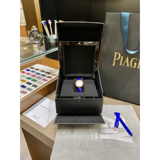 全网女生听我的!买它…❤️。 伯爵“时来运转”顶级奢侈品入门款精致的 29mm尺寸大小!第一眼看到它的时候我一眼就中,首先是外观设计足够百搭,➕上外层一圈可来回转动 很有寓意、一起“转动,遇见非凡”。上手很秀气,彩色鳄鱼皮可轻松拆卸 看上去就高端,机芯采用瑞士进口石英机芯,螺旋式表圈316L精钢打磨抛光 表面光亮如镜、表盘内圈钻石刻度 11颗⭕️圆形美钻(约0.07克拉)外圈一颗圆形美钻(约0.05克拉) 全网女生听我的!买它…❤️。 伯爵“时来运转”顶级奢侈品入门款精致的 29mm尺寸大小!第一眼看到它的时候我一眼就中,首先是外观设计足够百搭,➕上外层一圈可来回转动 很有寓意、一起“转动,遇见非凡”。上手很秀气,彩色鳄鱼皮可轻松拆卸 看上去就高端,机芯采用瑞士进口石英机芯,螺旋式表圈316L精钢打磨抛光 表面光亮如镜、表盘内圈钻石刻度 11颗⭕️圆形美钻(约0.07克拉)外圈一颗圆形美钻(约0.05克拉)