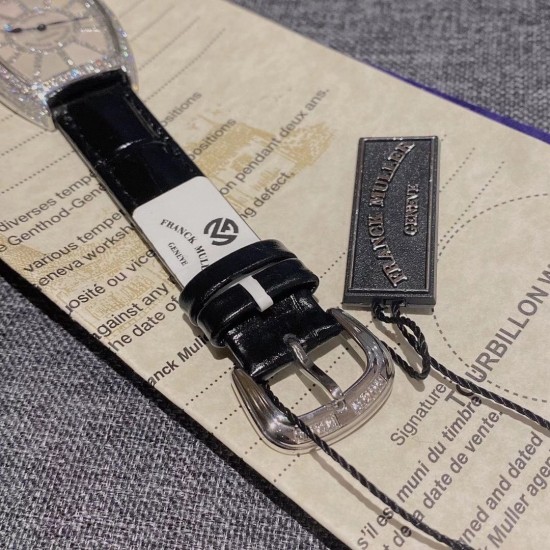 ♥️法兰克穆勒-Franck Muller(FM),sunrise系列 采用316L 精钢表壳 CNC加工抛光表壳,全壳PVP真空电镀持色更久。底盖与表壳无缝拼接,精雕成形,扣子底部以及底盖内部延续法穆兰标志字体雕刻清晰!搭配制作过程相当复杂的拱形表盘 表盘由12块珍珠贝构成铺满光华美钻与珍珠贝母辉映 表壳尺寸32x43mm 厚度约9mm ♥️法兰克穆勒-Franck Muller(FM),sunrise系列 采用316L 精钢表壳 CNC加工抛光表壳,全壳PVP真空电镀持色更久。底盖与表壳无缝拼接,精雕成形,扣子底部以及底盖内部延续法穆兰标志字体雕刻清晰!搭配制作过程相当复杂的拱形表盘 表盘由12块珍珠贝构成铺满光华美钻与珍珠贝母辉映 表壳尺寸32x43mm 厚度约9mm