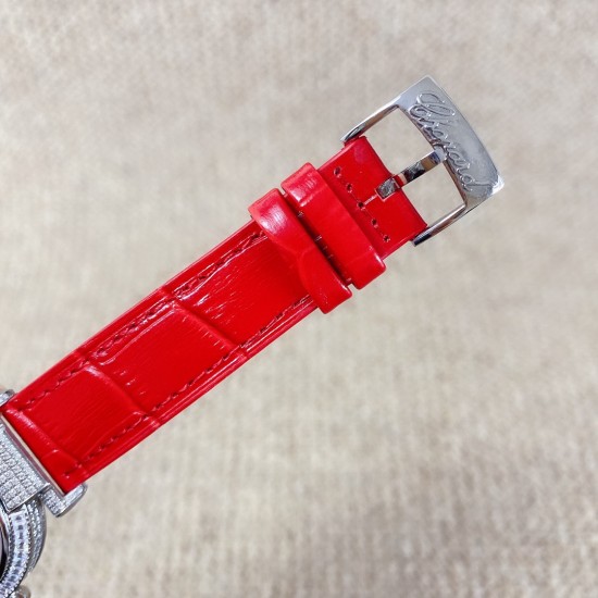 ★实拍 萧邦 CHOPARD IMPERIALE 系列腕表。独特风格带您走进一个新阶段并且成功塑造了崇尚自我表达和与众不同的生活化概念，316精钢材质，此表款全手工镶嵌施华洛世奇水晶钻，成为了美式奢侈生活风格的代表！进口石英机芯以及精细做工，佩戴贴手舒适，设计风格简约明朗。充满奢华璀璨的气息，光彩夺人、让你瞬间提升华丽的气质 ！