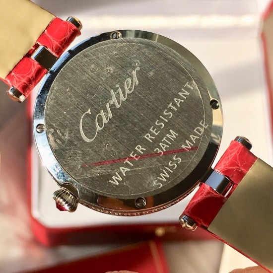 ❤️实拍 卡地亚-Cartier 满钻藤花系列腕表 双排钻侧身 搭配亮黑.红色鳄鱼皮瑞士石英机芯 蓝宝石水晶玻璃镜面 百搭经典尺寸35mm。表盘媚丽搭配并缀有彩色饰以密镶藤花的造型 奢华极致你值得拥有它。 ❤️实拍 卡地亚-Cartier 满钻藤花系列腕表 双排钻侧身 搭配亮黑.红色鳄鱼皮瑞士石英机芯 蓝宝石水晶玻璃镜面 百搭经典尺寸35mm。表盘媚丽搭配并缀有彩色饰以密镶藤花的造型 奢华极致你值得拥有它。