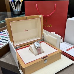新款来袭！欧米茄/OMEGA星座系列最经典的一款 很多客人在找外圈带钻的欧米伽 此款硬货来了，此款星座系列钻石女表，手表直径34mm.采用日本1731机械机芯，（1:1）防炫目蓝宝石镜面，手表全套316L钢材，女士专用折叠扣。字面一级天然河贝母面镶嵌钻石刻度奢侈典雅.底盖为透视玻璃蓝宝石，机芯甲板采用欧米茄一贯批花风格，显示出超强立体感。搭配粉色，黑色鳄鱼皮、牛皮俩种选择。