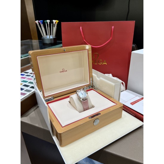 新款来袭!欧米茄/OMEGA星座系列最经典的一款 很多客人在找外圈带钻的欧米伽 此款硬货来了,此款星座系列钻石女表,手表直径34mm.采用日本1731机械机芯,(1:1)防炫目蓝宝石镜面,手表全套316L钢材,女士专用折叠扣。字面一级天然河贝母面镶嵌钻石刻度奢侈典雅.底盖为透视玻璃蓝宝石,机芯甲板采用欧米茄一贯批花风格,显示出超强立体感。搭配粉色,黑色鳄鱼皮、牛皮俩种选择。 新款来袭!欧米茄/OMEGA星座系列最经典的一款 很多客人在找外圈带钻的欧米伽 此款硬货来了,此款星座系列钻石女表,手表直径34mm.采用日本1731机械机芯,(1:1)防炫目蓝宝石镜面,手表全套316L钢材,女士专用折叠扣。字面一级天然河贝母面镶嵌钻石刻度奢侈典雅.底盖为透视玻璃蓝宝石,机芯甲板采用欧米茄一贯批花风格,显示出超强立体感。搭配粉色,黑色鳄鱼皮、牛皮俩种选择。