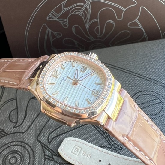 百达翡丽Nautilus 系列7010R最美鹦鹉螺。整个表盘、表壳以及标志性的“锚链式”表耳都采用全手工雪花密镶钻石,以优雅外观体现超卓工艺,美若冰晶,腕表中的“蓝血贵族”。采用32mm表径 上手贴合,进口石英机芯 走时精准,表壳采用不锈钢18k镀玫瑰金,表圈镶嵌46颗,搭配美洲鳄鱼皮表带。送礼自戴首选! 百达翡丽Nautilus 系列7010R最美鹦鹉螺。整个表盘、表壳以及标志性的“锚链式”表耳都采用全手工雪花密镶钻石,以优雅外观体现超卓工艺,美若冰晶,腕表中的“蓝血贵族”。采用32mm表径 上手贴合,进口石英机芯 走时精准,表壳采用不锈钢18k镀玫瑰金,表圈镶嵌46颗,搭配美洲鳄鱼皮表带。送礼自戴首选!