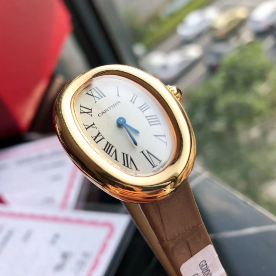 包金卡地亚浴缸系列卡家又一经典之作浴缸系列。实物拿到手的时候大吃一惊,颜值高 !椭圆外型的感觉正是典雅欧风浴缸形状,这也太好看了吧!相比蓝气球段位要高出不少一会儿观摩下公价便知主要是因为通体包真金……Baignoire浴缸系列腕表,小号表款,石英机芯。精钢包18K黄金表壳。包18K黄金圆珠形表冠,镶嵌一颗凸圆形蓝宝石。镀银表盘,剑形蓝钢指针,蓝宝石水晶镜面。灰褐色鳄鱼皮表带,包18K黄金针扣式表扣。表壳尺寸:32x26毫米厚度:8毫米防水深度3巴(约30米)生活防水 包金卡地亚浴缸系列卡家又一经典之作浴缸系列。实物拿到手的时候大吃一惊,颜值高 !椭圆外型的感觉正是典雅欧风浴缸形状,这也太好看了吧!相比蓝气球段位要高出不少一会儿观摩下公价便知主要是因为通体包真金……Baignoire浴缸系列腕表,小号表款,石英机芯。精钢包18K黄金表壳。包18K黄金圆珠形表冠,镶嵌一颗凸圆形蓝宝石。镀银表盘,剑形蓝钢指针,蓝宝石水晶镜面。灰褐色鳄鱼皮表带,包18K黄金针扣式表扣。表壳尺寸:32x26毫米厚度:8毫米防水深度3巴(约30米)生活防水