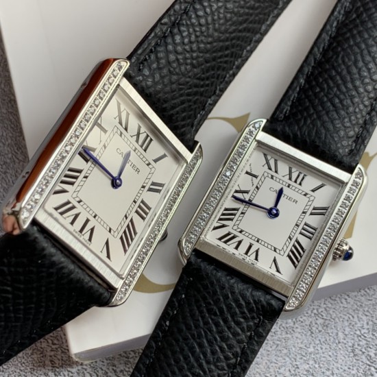 实拍【精品升级版】卡地亚超薄坦克Cartier Tank Solo系列,一款百搭性价比又高的手表 进口瑞士石英机芯,圆珠形表冠,镶嵌一颗凸圆形合成尖晶石,镀银珠光表盘,罗马数字时标,剑形蓝钢指针,蓝宝石水晶镜面,搭配进口牛皮表带,多颜色可搭配。直径:小号2431mm,中号2734mm。佩戴舒适柔软服帖,上手显得高贵又典雅,很气质很女人独家货源。 实拍【精品升级版】卡地亚超薄坦克Cartier Tank Solo系列,一款百搭性价比又高的手表 进口瑞士石英机芯,圆珠形表冠,镶嵌一颗凸圆形合成尖晶石,镀银珠光表盘,罗马数字时标,剑形蓝钢指针,蓝宝石水晶镜面,搭配进口牛皮表带,多颜色可搭配。直径:小号2431mm,中号2734mm。佩戴舒适柔软服帖,上手显得高贵又典雅,很气质很女人独家货源。