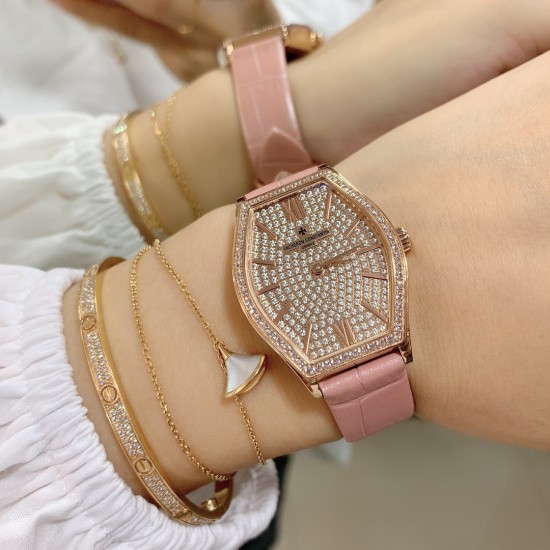 实拍 江诗丹顿-Vacheron Constantin 作为世界上历史悠久的钟表制造商从未停止生产,秉承悉力以赴,精益求精的品牌座右铭,其中有一款-Malte系列25530/000R-9742,经典酒桶型婉表,防磨水晶镜面,内部经反光处理,配置瑞士原装石英机芯,尺寸28.40*38.67毫米,厚度7.28毫米。表壳电镀18K白金/玫瑰金,表带有布绢带,牛皮带两种选择,针扣配带.市面最高版本,你值得拥有! 实拍 江诗丹顿-Vacheron Constantin 作为世界上历史悠久的钟表制造商从未停止生产,秉承悉力以赴,精益求精的品牌座右铭,其中有一款-Malte系列25530/000R-9742,经典酒桶型婉表,防磨水晶镜面,内部经反光处理,配置瑞士原装石英机芯,尺寸28.40*38.67毫米,厚度7.28毫米。表壳电镀18K白金/玫瑰金,表带有布绢带,牛皮带两种选择,针扣配带.市面最高版本,你值得拥有!