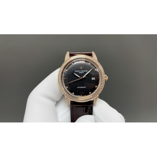 百达翡丽-PATEK PHILIPPE-火热新款式,新款锅盖,耗时长达8个月!超薄男士自动机械腕表,采用进口原装9015机芯,每小时振频28800次,零返修质量,直径40mm原装尺寸,超薄工艺8mm,锅盖玻璃材质!超强防水50米!专柜同款,一比一复刻!带上他锋芒尽显,气派不凡!耀眼光辉,永恒尊贵。⚠️请认准专业独家品质!欢迎转载 百达翡丽-PATEK PHILIPPE-火热新款式,新款锅盖,耗时长达8个月!超薄男士自动机械腕表,采用进口原装9015机芯,每小时振频28800次,零返修质量,直径40mm原装尺寸,超薄工艺8mm,锅盖玻璃材质!超强防水50米!专柜同款,一比一复刻!带上他锋芒尽显,气派不凡!耀眼光辉,永恒尊贵。⚠️请认准专业独家品质!欢迎转载