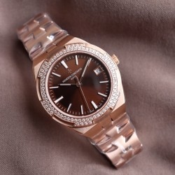 实拍【Vacheron Constantin江诗丹顿】纵横四海系列OVERSEAS女款小号型钢带款——一款极具魅力和旅行精神的女性腕表【表壳】直径36mm适合大部分女性佩戴，84颗圆形切割施华洛水更是钻璀璨夺目 【表盘】简约的大三针设计  旭日纹缎面拉丝的工艺处理 深邃优雅 时标均带白色夜光涂层 【机芯】CITIZEN8系列改Cal.5300机芯（机芯稳定零返修 ） 原装18k纳米镀金质摆陀