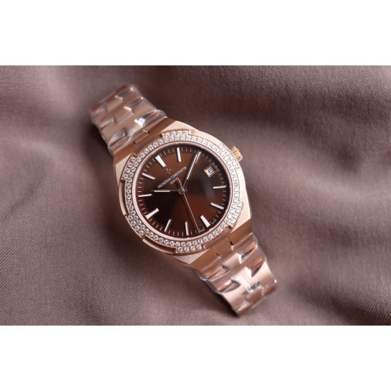 实拍【Vacheron Constantin江诗丹顿】纵横四海系列OVERSEAS女款小号型钢带款——一款极具魅力和旅行精神的女性腕表【表壳】直径36mm适合大部分女性佩戴,84颗圆形切割施华洛水更是钻璀璨夺目 【表盘】简约的大三针设计 旭日纹缎面拉丝的工艺处理 深邃优雅 时标均带白色夜光涂层 【机芯】CITIZEN8系列改Cal.5300机芯(机芯稳定零返修 ) 原装18k纳米镀金质摆陀 实拍【Vacheron Constantin江诗丹顿】纵横四海系列OVERSEAS女款小号型钢带款——一款极具魅力和旅行精神的女性腕表【表壳】直径36mm适合大部分女性佩戴,84颗圆形切割施华洛水更是钻璀璨夺目 【表盘】简约的大三针设计 旭日纹缎面拉丝的工艺处理 深邃优雅 时标均带白色夜光涂层 【机芯】CITIZEN8系列改Cal.5300机芯(机芯稳定零返修 ) 原装18k纳米镀金质摆陀