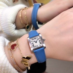 实拍卡地亚-CARTIER2020最新卡地亚法国坦克Cartier Tank Franaise系列，一款百搭性价比又高的手表 搭配全新专柜欧版风格定制的原厂表带，进口瑞士石英机芯。八角形表冠，镶嵌一颗凸圆形合成尖晶石，剑形蓝钢指针，蓝宝石水晶镜面，采用与原装一致的实心内罩，尺寸：25 x 20mm。佩戴舒适柔软服帖，上手显得高贵又典雅，很气质很女人独家货源。