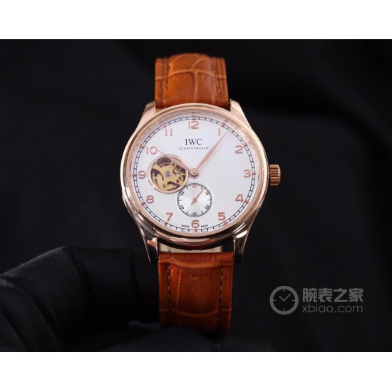 品牌：万国 IWC表带：真牛皮/316L精钢表带机芯：全自动机械机芯材料：矿物质超强镜面尺寸：直径41mm厚12mm！