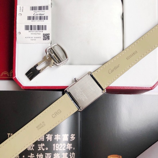 卡地亚❤️Tank Solo腕表, 中号表款,进口瑞士石英机芯,走时精准,316L精钢表壳,蓝宝石水晶镜面,316L精钢表带,精钢折叠表扣。表壳尺寸:34.8 x 27.4毫米 卡地亚❤️Tank Solo腕表, 中号表款,进口瑞士石英机芯,走时精准,316L精钢表壳,蓝宝石水晶镜面,316L精钢表带,精钢折叠表扣。表壳尺寸:34.8 x 27.4毫米