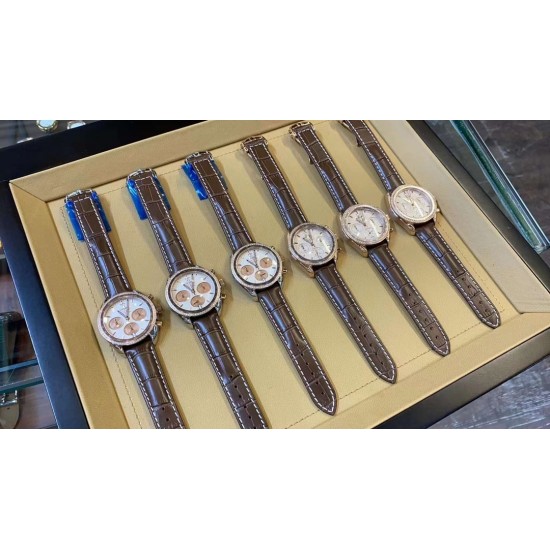时光淙淙,细品每一刻芳香醇厚。欧米茄超霸系列38mm“卡布奇诺”有着双色的表盘配色,3个椭圆形小表盘的设计也令人眼前一亮。316精钢表壳福独特和欧米茄独特的Sedna️18K金搭配,整个表壳外圈镶钻,显得璀璨耀眼,匠具独心的双重表圈设计将钻石的闪亮光泽与超霸原型表款的运动精神完美融合,简直太显精致时髦感了!如此传奇的它颜值真的超能打,此款配色真的很治愈,不仅颜色百搭,完全不挑肤色! 时光淙淙,细品每一刻芳香醇厚。欧米茄超霸系列38mm“卡布奇诺”有着双色的表盘配色,3个椭圆形小表盘的设计也令人眼前一亮。316精钢表壳福独特和欧米茄独特的Sedna️18K金搭配,整个表壳外圈镶钻,显得璀璨耀眼,匠具独心的双重表圈设计将钻石的闪亮光泽与超霸原型表款的运动精神完美融合,简直太显精致时髦感了!如此传奇的它颜值真的超能打,此款配色真的很治愈,不仅颜色百搭,完全不挑肤色!