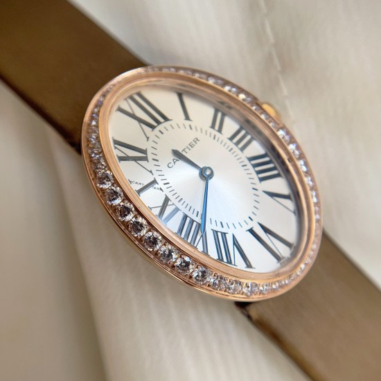 Baignoire de Cartier / oval shape / rosegold with diamonds Width 28mm . length 39mm 卡地亚创新与复古撞击的审美 / Baignoire腕表卡地亚浴缸系列,法式优雅的椭圆形设计搭配柔软绢丝表带,便捷式折叠表扣,略微弯曲的表壳完美贴合手腕曲线,配载瑞士石英机芯,淬火钢蓝剑形指针,耐磨损镜面,宽度28mm ,长度39mm Baignoire de Cartier / oval shape / rosegold with diamonds Width 28mm . length 39mm 卡地亚创新与复古撞击的审美 / Baignoire腕表卡地亚浴缸系列,法式优雅的椭圆形设计搭配柔软绢丝表带,便捷式折叠表扣,略微弯曲的表壳完美贴合手腕曲线,配载瑞士石英机芯,淬火钢蓝剑形指针,耐磨损镜面,宽度28mm ,长度39mm