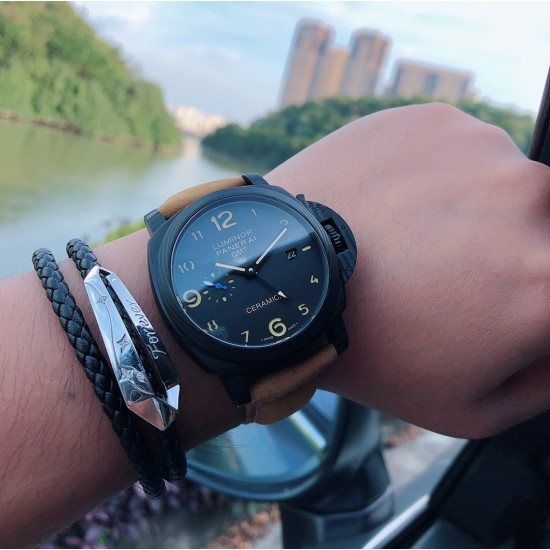 沛纳海 PAM01441 44mm表径全高端做工一比一,专柜品质送礼首选 黑色表盘与黑色精钢材质表壳浑然一体,完美的将沛纳海的深海气息表现出来。夜光阿拉伯数字时标非常醒目,并且与黑色表盘非常融洽,丝豪没有突兀感,另外表带也使用316L精钢材质、搭载他TJ全自动上链机芯,具备GMT格林威治时间功能!!!绝对高品质!!!三杰为你精致推荐男士多功能石英男士腕表 精致传承真实效果 SJ品质的保证 沛纳海 PAM01441 44mm表径全高端做工一比一,专柜品质送礼首选 黑色表盘与黑色精钢材质表壳浑然一体,完美的将沛纳海的深海气息表现出来。夜光阿拉伯数字时标非常醒目,并且与黑色表盘非常融洽,丝豪没有突兀感,另外表带也使用316L精钢材质、搭载他TJ全自动上链机芯,具备GMT格林威治时间功能!!!绝对高品质!!!三杰为你精致推荐男士多功能石英男士腕表 精致传承真实效果 SJ品质的保证