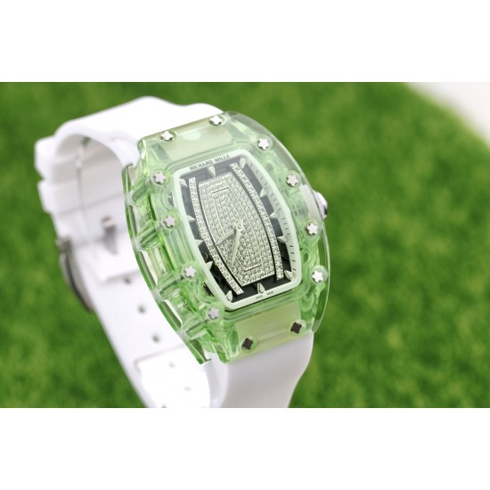 实拍 理查德•米勒清凉夏日最新款RichardMille RM 07-02✨酒桶形表壳由整块绿色由有机玻璃打造而成,配用原装西铁城全自动机芯,顶级橡树表带。尺寸为46mmx32mmx14mm。表壳加工无论从工程还是技术角度都堪称挑战,没有丝毫容错空间。女装腕表以著名的鸡尾酒及其蕴含的精神思潮为灵感。 实拍 理查德•米勒清凉夏日最新款RichardMille RM 07-02✨酒桶形表壳由整块绿色由有机玻璃打造而成,配用原装西铁城全自动机芯,顶级橡树表带。尺寸为46mmx32mmx14mm。表壳加工无论从工程还是技术角度都堪称挑战,没有丝毫容错空间。女装腕表以著名的鸡尾酒及其蕴含的精神思潮为灵感。