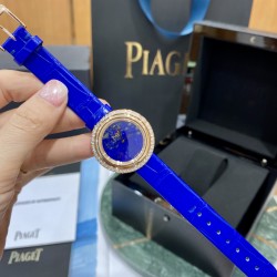 伯爵“时来运转”顶级奢侈品入门款四月季新配色 “青金石”表面可以看到星点状的黄铁矿，如同夜空中璀璨的群星第一眼看到它的时候我一眼就中，首先是外观设计足够百搭，旋转式表圈可自由转动，外层一圈可来回转动 很有寓意、一起“转动，遇见非凡”。百搭中号34尺寸！上手很秀气，宝蓝色鳄鱼皮可轻松拆卸 看上去就高端，机芯采用瑞士进口石英机芯，螺旋式表圈316L精钢打磨抛光 表面光亮如镜、表盘内圈钻石刻度 11颗⭕️圆形美钻、外圈42颗圆形美钻。