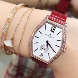 实拍 江诗丹顿-Vacheron Constantin 作为世界上历史悠久的钟表制造商从未停止生产，秉承悉力以赴，精益求精的品牌座右铭，其中有一款-Malte系列25530/000R-9742，经典酒桶型婉表，防磨水晶镜面，内部经反光处理，配置瑞士原装石英机芯，尺寸28.40*38.67毫米，厚度7.28毫米。表壳电镀18K白金/玫瑰金，表带有布绢带，牛皮带两种选择，针扣配带.市面最高版本，你值得拥有！