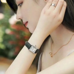卡地亚坦克TANK MUST 戴出“白、富、美”
