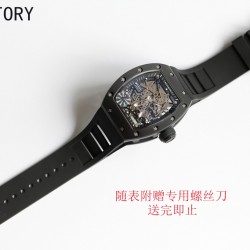 实拍 理查德米勒RICHARD MILLE最强复刻版RM035-AMERICA5敖陶瓷上下表壳是台湾进口由ATPT陶瓷经历处理后形成Y-TZP陶瓷经高科技防手纹技术后呈现细腻柔润的亚黑色材质此色质厉经百年不变 哑光陶瓷的色泽更细致的做到了与正品无限接近的陶瓷色调视觉纹电镀处理的上下表壳，配合防反光折射涂层兰宝石玻璃！胶带运用柔软细腻的马来西亚进口顶级橡胶表带，机芯搭载进口精工NH机芯8:此版本的表扣依原版尺寸，薄度打造而成，使上手感觉更贴手，更贴心，市面上最高版本的超级复刻！