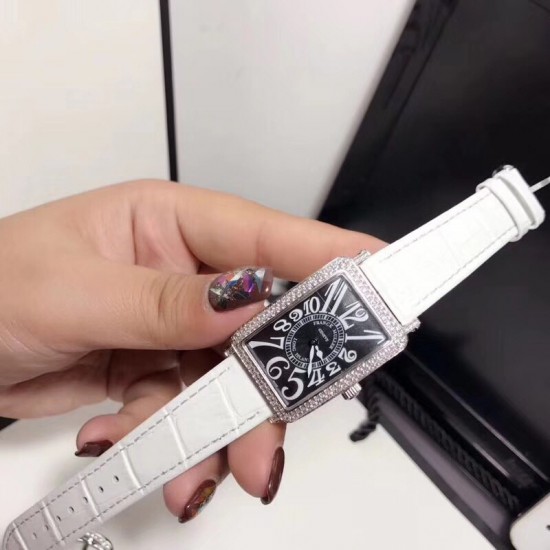 法兰克穆勒-Franck muller- 全新款升级版长岛系列 女士腕表 进口石英机芯 316L精钢表壳 真牛皮表带 本款腕表备受时尚女性喜爱,在不同的场合映耀着她们各自的独特个性与迷人风华 法兰克穆勒-Franck muller- 全新款升级版长岛系列 女士腕表 进口石英机芯 316L精钢表壳 真牛皮表带 本款腕表备受时尚女性喜爱,在不同的场合映耀着她们各自的独特个性与迷人风华