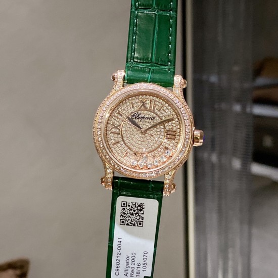 实拍 为你带来快乐——推出萧邦chopard Happy Sport满钻腕表！①卓越时计源于精湛工艺，双层蓝宝水晶玻璃之间，7颗施华洛世奇快乐彩钻活灵活现，完美诠释原装的韵味和感觉，镶满钻的表壳比例匀称，做工精湛，颗颗美钻饱满挺拔。②字面为了追求完美，耗时耗力，每一个刻度和英文logo都经过多次的独立开模，耗费多套模板，为你带来最接近原装的字面效果！③机芯采用进口石英机芯走时精准，④表带方面，为追求极致以及每一位客户的体验感，不惜成本采用牛皮皮表带，为你带来最高的体验手感制表技艺和宝石镶嵌完美融合！
