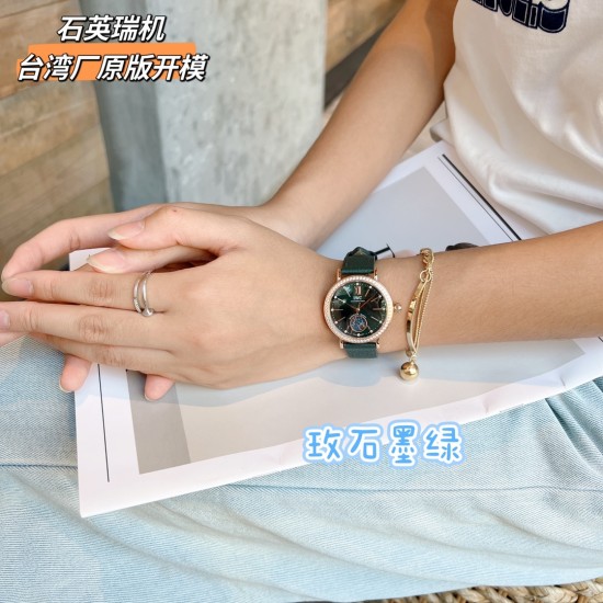 ✨✨IWC万国柏涛菲诺女表 ——昼夜与星辰✨✨,一昼一夜一更替!♥️♥️♥️日月为你转动,把星辰赠予你❤️❤️❤️昼夜显示腕表具有的象征意义,代表着时间的流逝和自然的更迭,日月星辰随时间变化,如太阳随着一天的日出逐渐升起,月亮和星星轮流出现在表盘中,展现腕表的精致和优雅所带有的浪漫色彩,让我们感受到时间的魅力和自然的力量!腕表精致简约,风格百搭,34mm的尺寸更显利落别致,精致美观,也更适合女神的纤细手腕佩戴!内部搭载石英瑞士机芯,蓝宝石玻璃,表带搭配快拆系统! ✨✨IWC万国柏涛菲诺女表 ——昼夜与星辰✨✨,一昼一夜一更替!♥️♥️♥️日月为你转动,把星辰赠予你❤️❤️❤️昼夜显示腕表具有的象征意义,代表着时间的流逝和自然的更迭,日月星辰随时间变化,如太阳随着一天的日出逐渐升起,月亮和星星轮流出现在表盘中,展现腕表的精致和优雅所带有的浪漫色彩,让我们感受到时间的魅力和自然的力量!腕表精致简约,风格百搭,34mm的尺寸更显利落别致,精致美观,也更适合女神的纤细手腕佩戴!内部搭载石英瑞士机芯,蓝宝石玻璃,表带搭配快拆系统!