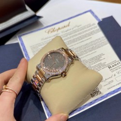 《YF出品》萧邦Happy Diamonds系列在女士腕表当中非常具有标志性，这款腕表拥有36和30毫米的腕表直径，对于大部分女士来说这个尺寸刚刚好。极具标志性的表壳设计搭配银色表盘，盘面上转动的钻石是萧邦Happy Diamonds最大的亮点设计所在。腕表搭载了自动上链机芯，能够为腕表提供42个小时的动力储存。。。YF臻品（2021新鲜上市）：萧邦HAPPY DIAMONDS系列274893-5003腕表（精钢-玫瑰金-白色贝壳表盘，7颗彩色活动钻石，2892-2全自动机械，36毫米）