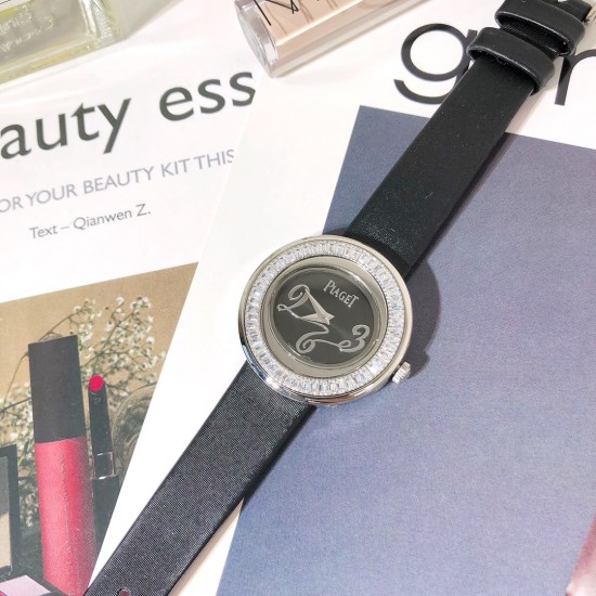 新方钻 伯爵-PIAGET,POSESSION时来运转系列,女士皮带腕表,镶饰方钻石,旋转圈口。这款高级女士腕表以Posession系列的标志性旋转圆环为灵感,搭配璀璨钻石彰显标志性风格,进口瑞士机芯,蓝宝石水晶玻璃,采用原装针式表扣佩戴方便!尺寸:29mm实物拍摄品质如一! 新方钻 伯爵-PIAGET,POSESSION时来运转系列,女士皮带腕表,镶饰方钻石,旋转圈口。这款高级女士腕表以Posession系列的标志性旋转圆环为灵感,搭配璀璨钻石彰显标志性风格,进口瑞士机芯,蓝宝石水晶玻璃,采用原装针式表扣佩戴方便!尺寸:29mm实物拍摄品质如一!