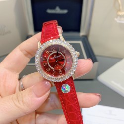 独家实拍，认准品质与细节积家约会系列月相珠宝腕表，体现出了积家的精妙之芯时间之艺，表圈及表盘内珠宝工匠们精心打磨镶嵌的钻石，让时间每一帧每一秒都闪耀迷人。珍珠贝母表盘上奢华镶钻搭配进口石英机芯，拱形蓝宝石镜面，进口小牛皮表带搭配原装折叠扣。 直径34mm厚11mm