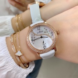 实拍 AW厂 Blancpain-宝珀女装系列复杂功能腕表共镶有152颗美钻。其中的108颗钻石镶嵌于36.8毫米的红金表壳之上。钻石紧密交织为两圈，错落有致，与品牌的标志性双层表圈设计相互呼应。表冠上亦镶有精致美钻，尽现腕表的华美雅致