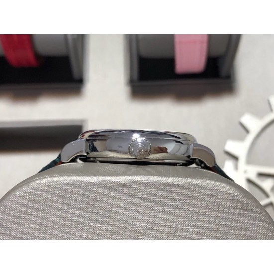 实拍【IWC 2019推出女士全新 Portofino波涛菲诺系列】1⃣️:壳套尺寸34mm/8.8mm采用316精钢材质打磨,每个壳套全程CNC处理所有细节达到完美2⃣️:采用进口日本9015天文台级别经过本厂严格把控 调试 达到零返修稳定性3⃣️:采用瑞士蓝宝石镜面 通透明亮4⃣️字面采用简洁的条丁罗马和表盘十二颗 设计呈现出精致典雅之感5⃣️:表带采用原装快速更换系统 搭配意大利小牛皮皮质柔软细腻:有六种颜色可选(绿色,兰色,黑色,深棕,酒红,粉色)6⃣️:原装表扣采用316精钢材质打磨 实拍【IWC 2019推出女士全新 Portofino波涛菲诺系列】1⃣️:壳套尺寸34mm/8.8mm采用316精钢材质打磨,每个壳套全程CNC处理所有细节达到完美2⃣️:采用进口日本9015天文台级别经过本厂严格把控 调试 达到零返修稳定性3⃣️:采用瑞士蓝宝石镜面 通透明亮4⃣️字面采用简洁的条丁罗马和表盘十二颗 设计呈现出精致典雅之感5⃣️:表带采用原装快速更换系统 搭配意大利小牛皮皮质柔软细腻:有六种颜色可选(绿色,兰色,黑色,深棕,酒红,粉色)6⃣️:原装表扣采用316精钢材质打磨