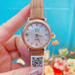 专柜同步发售欧米茄（OMEGA)  【精湛品质-女神专属】-女士精品腕表 碟飞典雅系列 原版复刻1:1，表款堪称是系列中最迷人的表款之一，尽显优雅气质与低调奢华，顶端表壳以316精钢打造，搭载日本进口西铁城机械 零返修  来自进口316钢表带 历经多道工序，防汗水，耐腐蚀 表盘-蓝宝石高清镜面 壳身整体超强立体感 精雕细琢，卓绝技艺 品质保证 尺寸：32mm厚11mm 时尚百搭，精致华贵呈现自然魅力