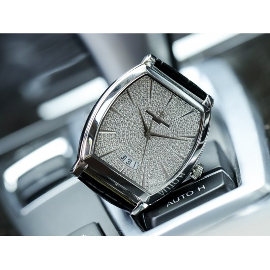 【品牌】:江诗丹顿(Vacheron Constantin )满天星系列【系列】:酒桶形马耳他 满天星【款式】:男士多功能腕表 【机芯】:原装进口西铁城全自动机械机芯 承载着高级制表新领域【玻璃】:蓝宝石【表带】:316精钢/原装精钢扣【表壳】:316精钢。 表盘直径:长40mm,宽37mm,厚10mm精美的曲线造就完美和谐的独特造,请认准机芯认准质量!(专注原装新机) 【品牌】:江诗丹顿(Vacheron Constantin )满天星系列【系列】:酒桶形马耳他 满天星【款式】:男士多功能腕表 【机芯】:原装进口西铁城全自动机械机芯 承载着高级制表新领域【玻璃】:蓝宝石【表带】:316精钢/原装精钢扣【表壳】:316精钢。 表盘直径:长40mm,宽37mm,厚10mm精美的曲线造就完美和谐的独特造,请认准机芯认准质量!(专注原装新机)
