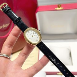 Baignoire de Cartier W:25mm L:32mmBaignoire de Cartier 卡地亚Baignoire1920#浴缸1920系列，进口瑞士石英机芯。316L精钢表壳表扣。整体5A莫桑石镶嵌，淬火钢蓝指针，拱形水晶镜面。表壳尺寸：宽度25mm长度32mm